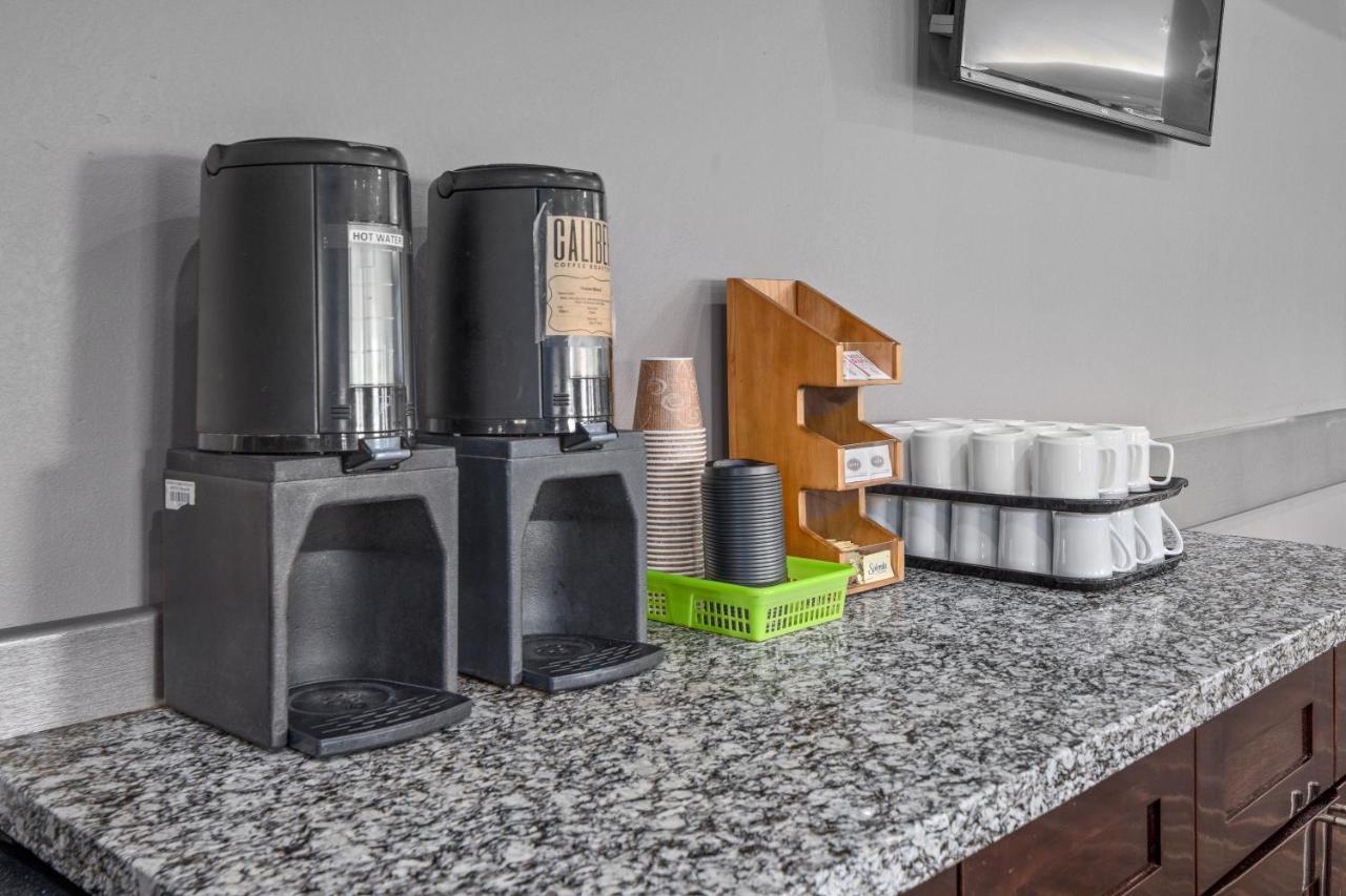 Home Inn & Suites Regina Airport מראה חיצוני תמונה