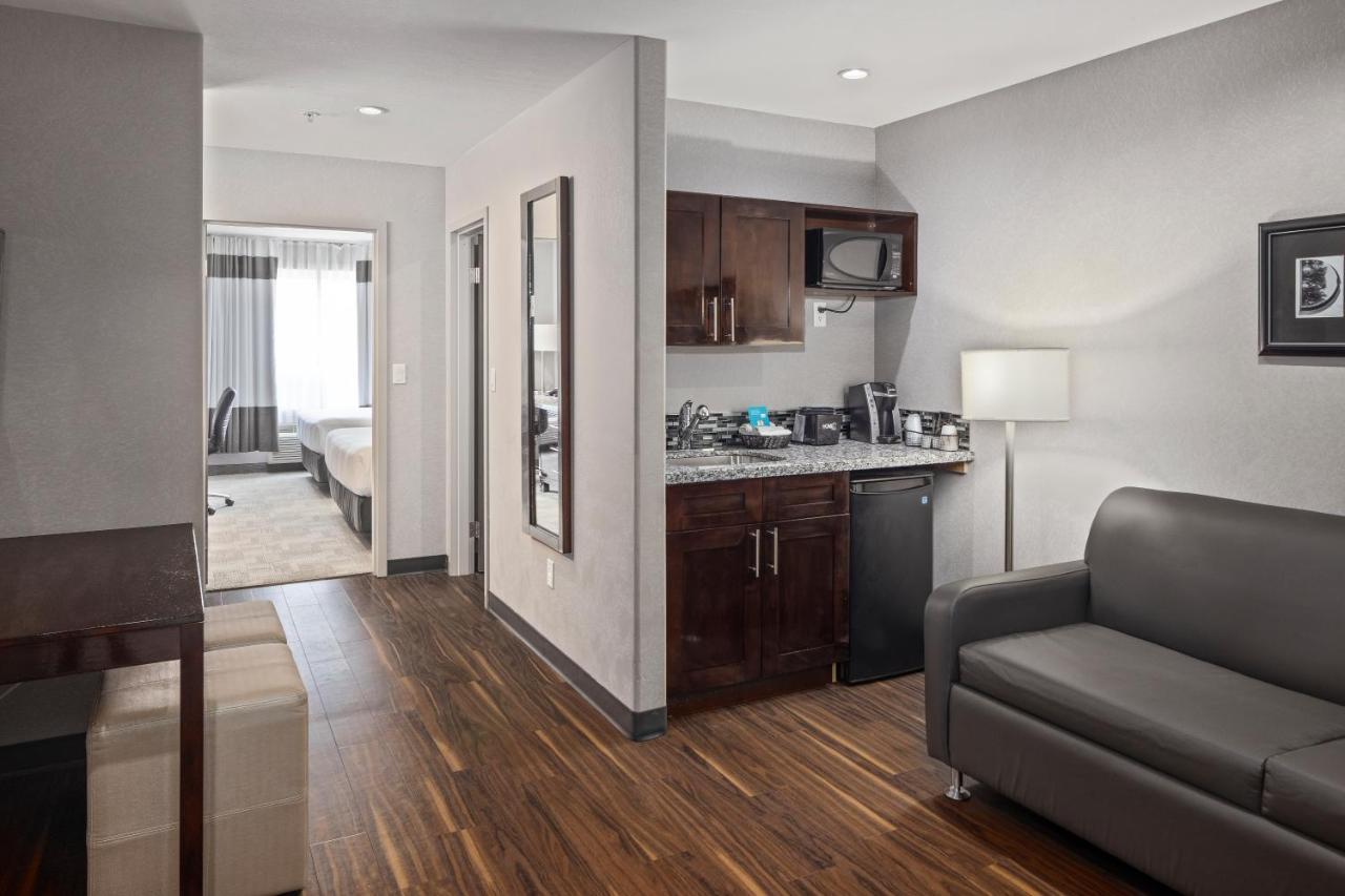 Home Inn & Suites Regina Airport מראה חיצוני תמונה