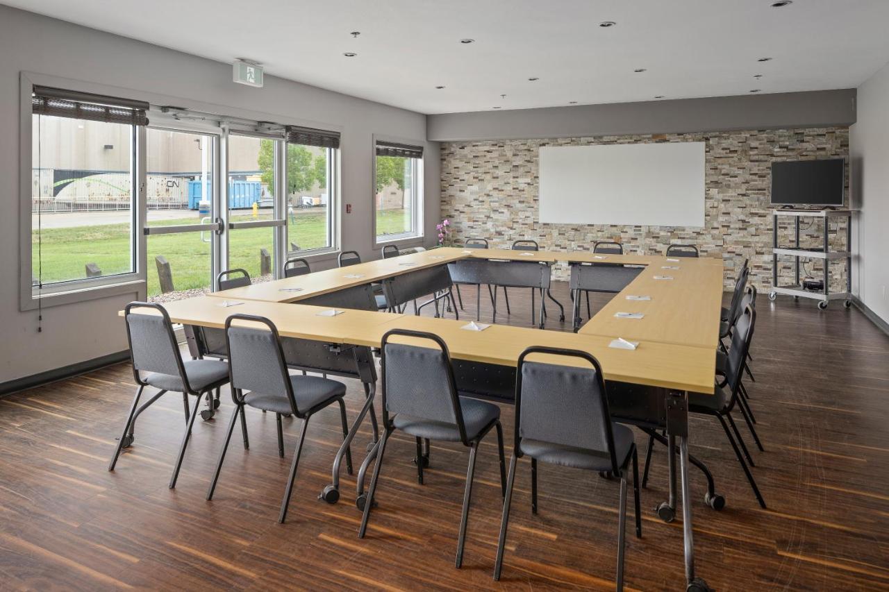 Home Inn & Suites Regina Airport מראה חיצוני תמונה