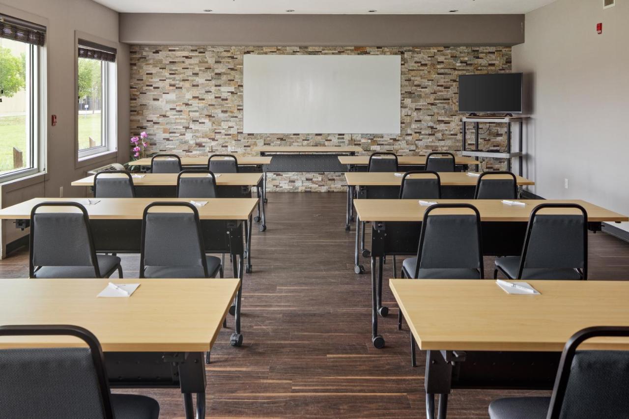 Home Inn & Suites Regina Airport מראה חיצוני תמונה