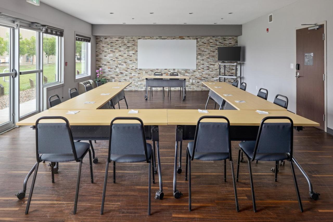 Home Inn & Suites Regina Airport מראה חיצוני תמונה